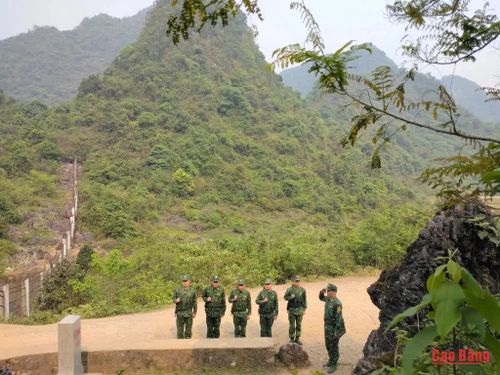 Cán bộ, chiến sĩ Đồn Biên phòng Cửa khẩu quốc tế Trà Lĩnh tăng cường tuần tra, kiểm soát khu vực biên giới.