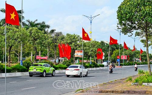Ðường phố Cà Mau rực rỡ sắc cờ Tổ quốc, cờ Ðảng mừng Quốc khánh 2/9.