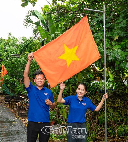 Đoàn viên, thanh niên xã Khánh An thay cờ Tổ quốc trên các tuyến đường, tạo không khí rực rỡ trong những ngày Tết Độc lập.