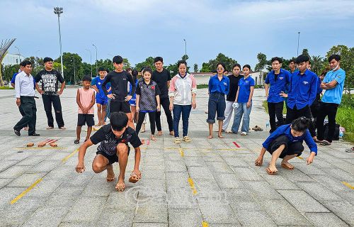 Các thành viên phối hợp nhịp nhàng trong trò chơi “Bước chân thần tốc”.