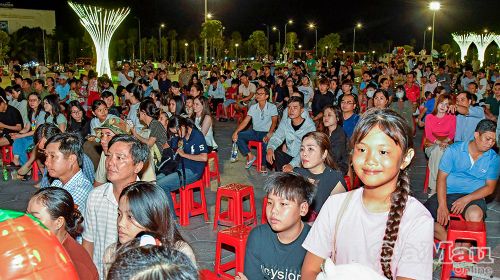 Đông đảo người dân theo dõi chương trình nghệ thuật tại Quảng trường Phan Ngọc Hiển.