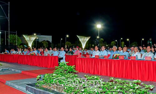 Các đồng chí lãnh đạo, nguyên lãnh đạo tỉnh và đại biểu tham dự chương trình nghệ thuật “Non sông vang khúc mùa Thu”.