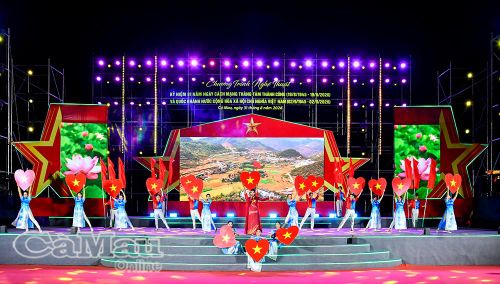 NSND Hoa Phượng thể hiện ca khúc “Người gọi tên mùa Thu” (sáng tác: NSƯT Nguyễn Tiến Dương; biên đạo: Hoàng Vũ).