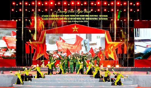 Tiết mục “Tiến về Hà Nội” mang tinh thần hào hùng, lạc quan và chan chứa niềm tự hào dân tộc, qua phần thể hiện của Tốp ca Nam và nhóm múa.