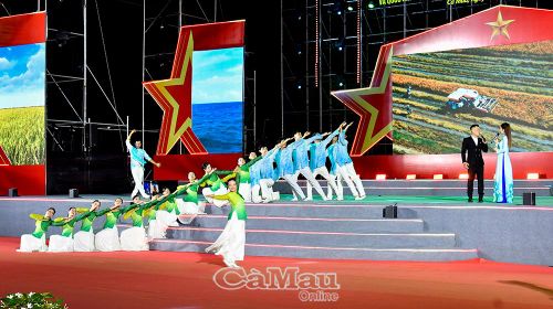 Tiết mục ca múa “Tình ta biển bạc đồng xanh” (sáng tác: Hoàng Song Hương), qua phần thể hiện của Anh Quý – Phúc Thiện, ngợi ca sức sống tươi đẹp và sự đổi mới của quê hương.