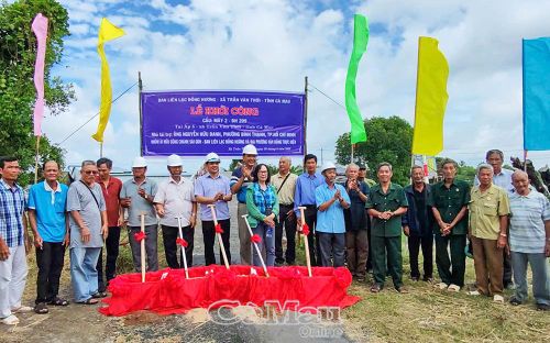 Công trình cầu Kênh Trảng Cò tại Ấp 5, Xã Trần Văn Thời được thiết kế dài 32 m, rộng 2,5 m, tải trọng 2,5 tấn.