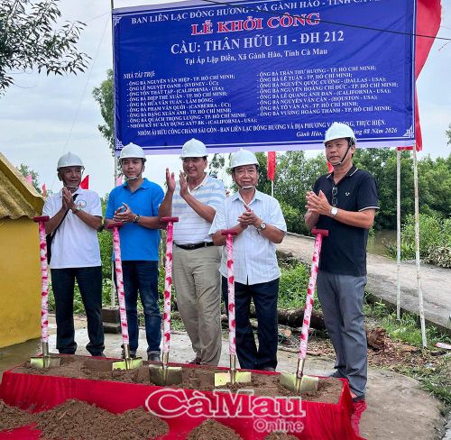 Đại biểu thực hiện nghi thức khởi công cầu Kênh Thầy 5 Ri Rô (ấp Thuận Điền, xã Gành Hào). Kinh phí xây dựng do PGS.TS Nguyễn Văn Hiệp, Trưởng nhóm Ái hữu Công chánh Sài Gòn và Ban Liên lạc đồng hương Bạc Liêu - Cà Mau tại Thành phố Hồ Chí Minh
