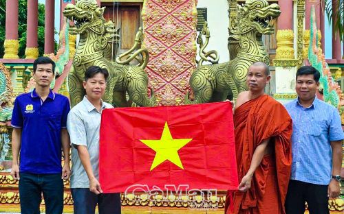 Cán bộ Công an tỉnh Cà Mau thăm hỏi, trao tặng cờ Tổ quốc đến chùa Sala Phothichum (Phnôbâs), phường Bạc Liêu.