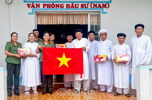 Công an tỉnh Cà Mau trao tặng cờ Tổ quốc đến Hội thánh Cao Đài Minh Chơn Đạo.