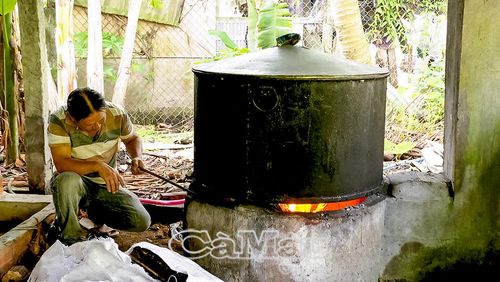  Bên bếp lửa hồng, người dân chuẩn bị những đòn bánh tét dâng lên Bác với tấm lòng thành kính.