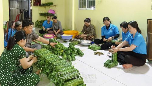 Hội viên Hội LHPN xã Châu Thới và người dân tất bật gói bánh tét.