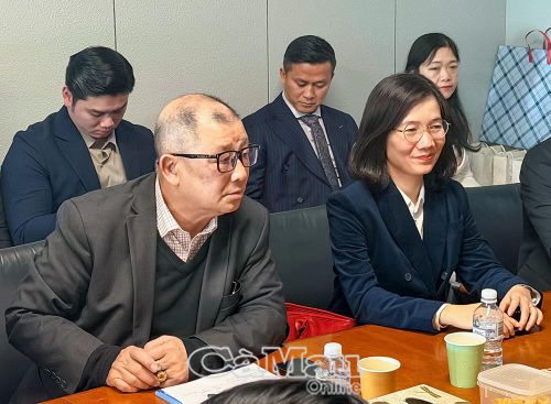 Ông Trần Bá Phúc, Chủ tịch Hội Doanh nhân Việt Nam tại Úc (bìa trái) và bà Trần Thị Thanh Mỹ, Trưởng Thương vụ Việt Nam tại Úc, trao đổi với đoàn cán bộ tỉnh Cà Mau về yêu cầu thị trường và định hướng hợp tác thương mại.