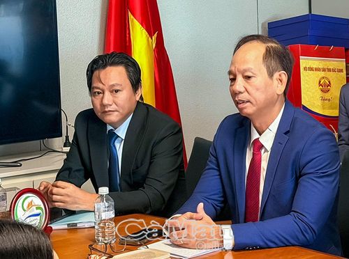 Ông Nguyễn Chí Thiện, Giám đốc Sở Công Thương tỉnh Cà Mau (bên phải), giới thiệu những lợi thế về nguồn nguyên liệu, năng lực chế biến và xuất khẩu thuỷ sản của tỉnh.