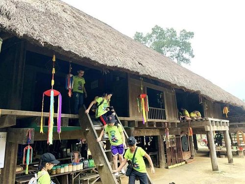 Trẻ khám phá không gian văn hóa tại Làng Văn hóa - Du lịch các dân tộc Việt Nam. Ảnh tư liệu.
