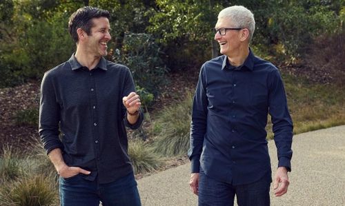 Tim Cook và John Ternus (trái), người kế nhiệm vị trí CEO Apple từ ngày 1/9/2026. (Ảnh: Apple)