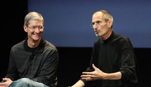Steve Jobs, khi đó là CEO của Apple (bên phải) và Tim Cook khi còn là Giám đốc vận hanh COO của công ty, trong buổi thảo luận tại trụ sở chính của Apple ở Cupertino, California, Mỹ, ngày 16/7/2010. (Ảnh: Getty Images)