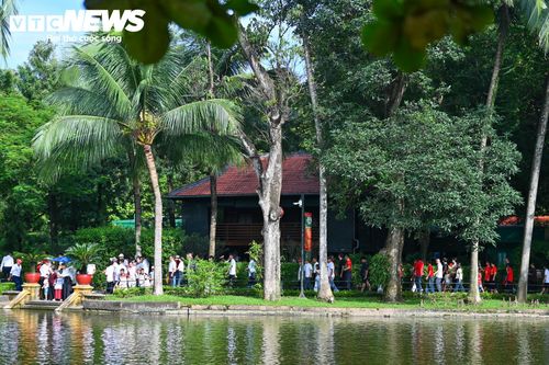 Bên cạnh đó, nhiều người còn dành thời gian tham quan Khu di tích Phủ Chủ tịch.