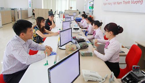 Khách hàng giao dịch tại Ngân hàng thương mại cổ phần Việt Nam Thịnh Vượng (VPBank) chi nhánh Hà Nội. Ảnh: Phạm Hùng
