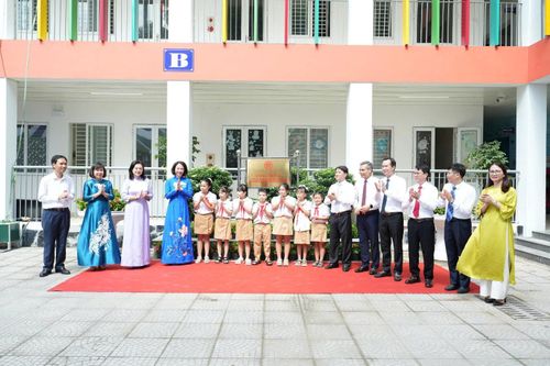 Lãnh đạo thành phố Hà Nội cùng các đại biểu dự khánh thành, gắn biển công trình cấp thành phố chào mừng kỷ niệm 81 năm Cách mạng Tháng Tám và Quốc khánh 2-9, tại xã Thuận An. Ảnh: NM