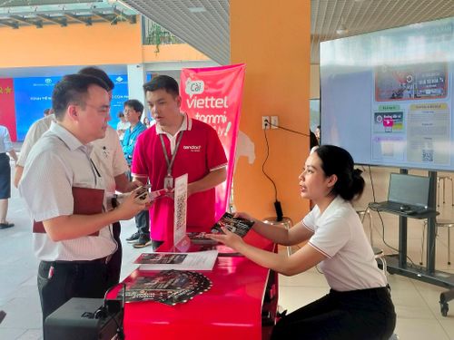 Viettel giới thiệu hệ sinh thái nền tảng số Tendoo dành cho hộ kinh doanh, doanh nghiệp nhỏ và vừa phường Cửa Nam. Ảnh: PV