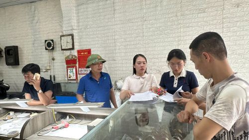 Cán bộ chuyên môn xã Thường Tín và thôn Nguyễn Du cùng đại diện các hộ gia đình ở phố Ga thống nhất các hạng mục trên đất để hoàn thiện hồ sơ GPMB ngày 31-8. Ảnh: PV
