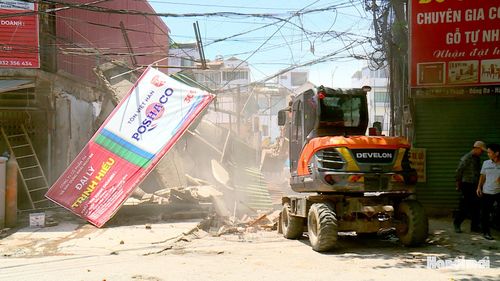 Các phương tiện thực hiện việc phá dỡ nhà 369 đường La Thành sau khi người dân đồng thuận bàn giao. Ảnh: Lại Tấn