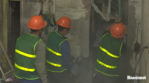 Phường Ô Chợ Dừa sắp xếp lực lượng hỗ trợ tháo dỡ tài sản gắn với công trình của gia đình ông Bạch Đăng Hà. Ảnh: Lại Tấn