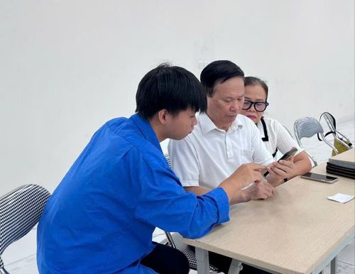 Tổ chuyển đổi số cộng đồng “cầm tay chỉ việc”, hỗ trợ người dân tiếp cận và sử dụng các tiện ích số. Ảnh: Tuệ Lâm