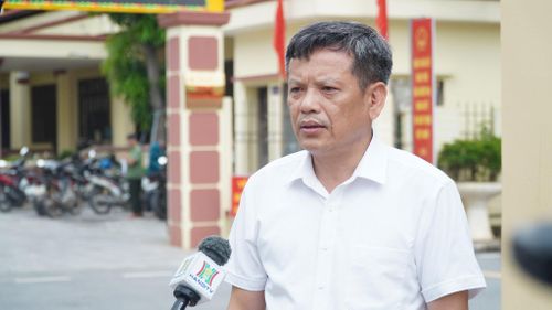 Phó Chủ tịch thường trực UBND xã Chương Dương Từ Đức Mạnh trả lời phỏng vấn. Ảnh: Duy Anh