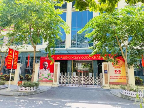 Trụ sở Đảng ủy phường Phương Liệt rực rỡ cờ hoa, chào mừng Ngày Quốc khánh. Ảnh: ND
