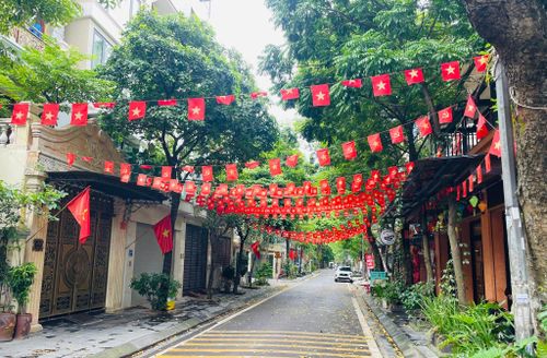Hình ảnh cờ đỏ, sao vàng rực rỡ tại các khu dân cư. Ảnh: ND