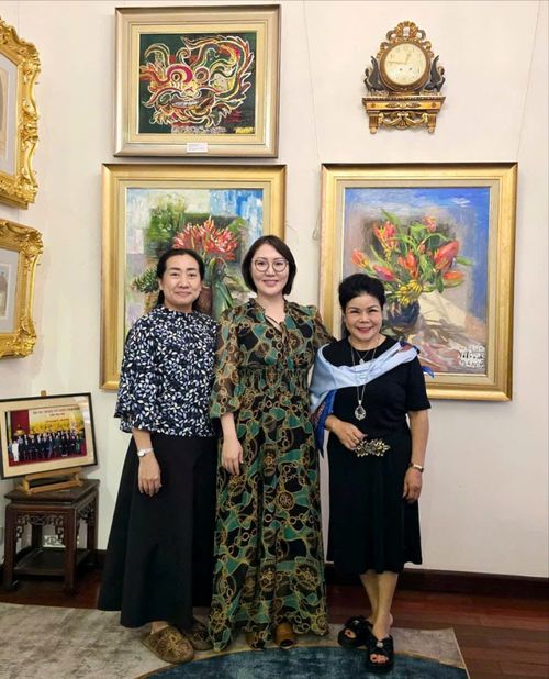 Đại sứ Đặc mệnh toàn quyền Mông Cổ tại Việt Nam Ganbaatar Hulan (giữa), Đại sứ Đặc mệnh toàn quyền Vương Quốc Campuchia tại Việt Nam Touch Sopharath (ngoài cùng bên trái) và họa sĩ Văn Dương Thành (ngoài cùng bên phải). Ảnh: NVCC