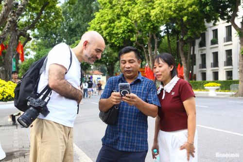Nụ cười thân thiện, sự cởi mở của người dân Thủ đô đã tạo nên những khoảnh khắc giao lưu văn hóa chân thành, tràn ngập niềm vui.