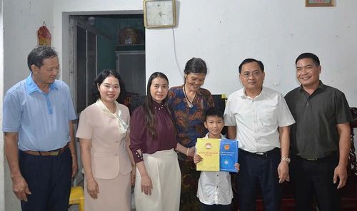 Lãnh đạo xã Phú Xuyên thăm hỏi, tặng quà động viên học sinh có hoàn cảnh khó khăn trước thềm năm học mới 2026-2027. Ảnh: PV
