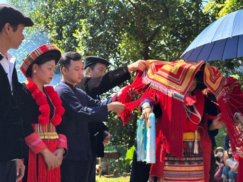 Đoàn đưa dâu (Săn cha) chỉnh tề trong trang phục truyền thống, tay cầm ô che cho cô dâu, biểu tượng cho sự đàng hoàng, đầy đủ khi cô dâu về nhà chồng.