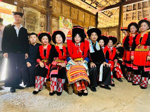 Lễ cưới là một sinh hoạt văn hóa tín ngưỡng quan trọng trong đời sống của người Dao Đỏ tại xã Nguyên Bình, tỉnh Cao Bằng. Việc tái hiện nghi lễ truyền thống không chỉ phản ánh đạo lý “uống nước nhớ nguồn”, tính nhân văn sâu sắc mà còn góp phần bảo tồn nét đẹp văn hóa độc đáo của đồng bào miền núi phía Bắc.