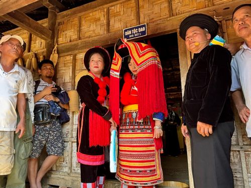 Tại chương trình, du khách được chứng kiến không gian văn hóa mang đậm bản sắc vùng cao qua các nghi thức cổ truyền của lễ cưới người Dao Đỏ. Nổi bật là nghi thức đưa - đón dâu với âm thanh rộn rã của kèn, trống.