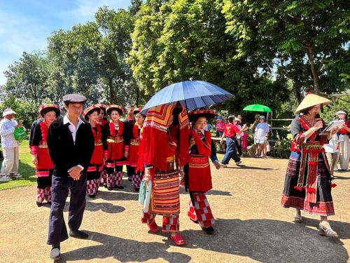 Không khí tươi vui, rộn ràng của nhà trai và nhà gái.