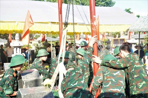 Các chiến sĩ miệt mài làm việc xuyên kỳ nghỉ lễ. Ảnh: Xuân Mai