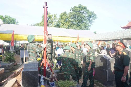 Cẩn trọng, tỉ mỉ thực hiện từng khâu trong quy trình. Ảnh: Xuân Mai