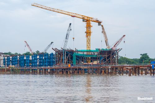 Để bảo đảm tiến độ, các nhà thầu huy động 100% quân số, tổ chức 28 mũi thi công xuyên ngày đêm trên toàn công trường. Khoảng 700 nhân sự cùng hơn 120 máy móc, thiết bị được huy động, trong đó có 19 sà lan, hàng chục cần cẩu và nhiều thiết bị chuyên dụng.