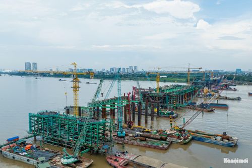 Công trường cầu Trần Hưng Đạo sôi động hơn thường lệ. Máy móc, thiết bị hoạt động liên tục, những khối thép nặng hàng chục tấn được vận chuyển, lắp dựng giữa sông Hồng.