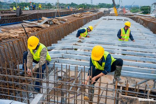 Phía sau mỗi thao tác là sự phối hợp chặt chẽ của đội ngũ kỹ sư và công nhân, trong đó nhiều người chấp nhận gác lại kỳ nghỉ lễ để bám trụ công trường.