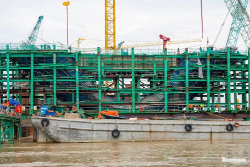 Sau gần 9 tháng triển khai, công trình đã đạt sản lượng xấp xỉ 40%. Đến nay, 128 cọc khoan nhồi và 7 bệ trụ cầu chính đã hoàn tất. Đặc biệt, 5 trụ cầu chính giữa sông hiện đạt khoảng 90% khối lượng, tạo nền tảng để triển khai kết cấu phía trên.