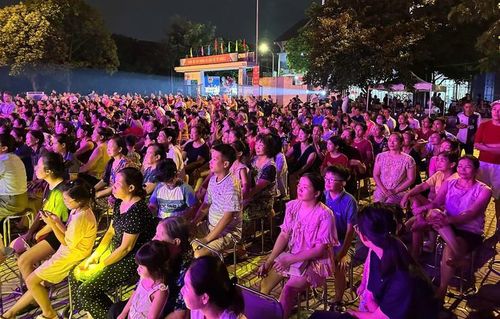 Các chương trình biểu diễn nghệ thuật luôn thu hút đông đảo người dân. Ảnh: PV