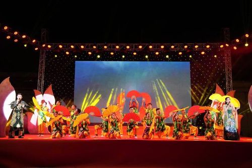 Nhà hát Cải lương Hà Nội đã mang đến các tiết mục đặc sắc phục vụ người dân xã Bát Tràng. Ảnh: Phương Lộc