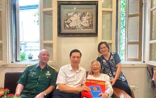 Bí thư Đảng ủy, Chủ tịch HĐND phường Yên Hòa Nguyễn Quốc Khánh thăm, tặng quà bà Nguyễn Thị Trinh, cán bộ tiền khởi nghĩa. Ảnh: Phường Yên Hòa