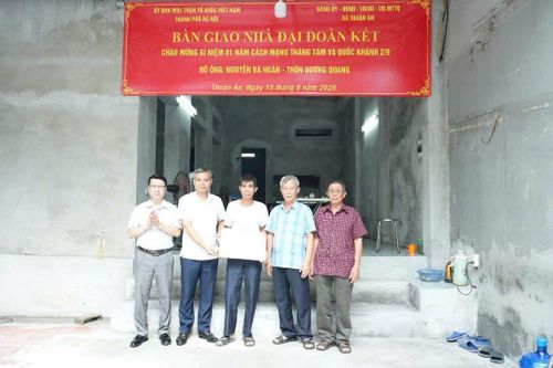 Lãnh đạo xã Thuận An trao hỗ trợ xây dựng nhà Đại đoàn kết cho hộ dân khó khăn. Ảnh: Xã Thuận An.