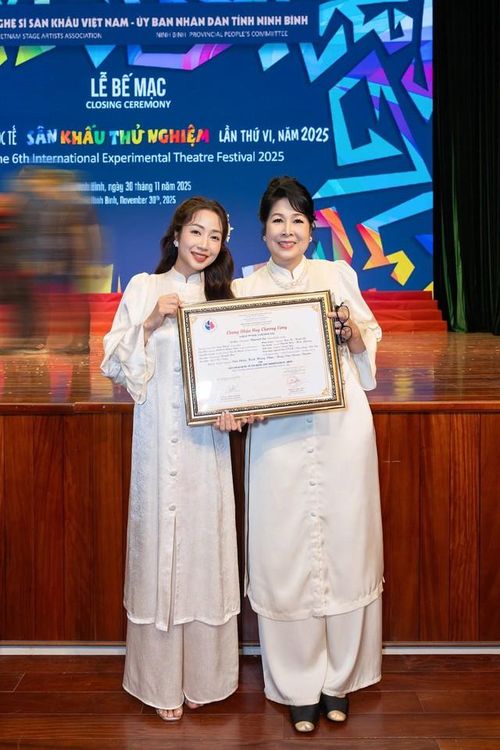 Trong suốt nhiều năm, NSƯT Ốc Thanh Vân và NSND Hồng Vân cùng tham gia nhiều vở diễn, trong đó có những tác phẩm để lại dấu ấn như "Người vợ ma". Hai người cũng từng kết hợp trong: Mẹ và người tình, Căn phòng câm lặng và nhiều chương trình, dự án khác của sân khấu.