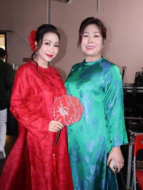 Khi được hỏi vì sao sẵn sàng đầu tư cho một vở diễn mà biết trước khó có thể thu hồi vốn, Ốc Thanh Vân trả lời đơn giản rằng "vì thương chị Hồng Vân". Với cô, đó không chỉ là một quyết định về tiền bạc mà còn là cách để san sẻ với người chị đã đồng hành và nâng đỡ mình trong những năm đầu làm nghề.